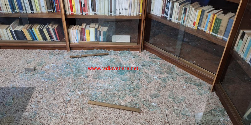 centro bibliotecario atto vandalico